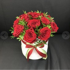 15 red roses in a hatbox